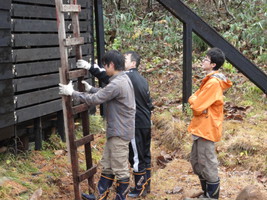 work_to_prepare_naenalodge_against_snowing 55